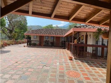 Cortijo de alto standing de 140800 m2 en venta Valparaíso, Colombia