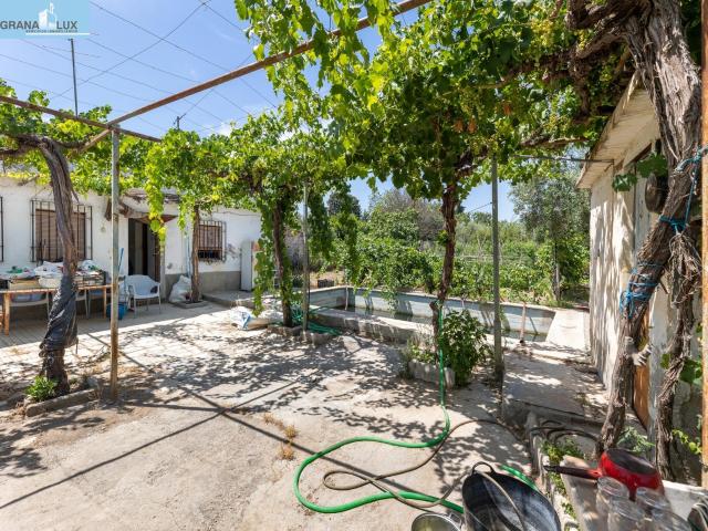 CORTIJO EN LA ZUBIA JUNTO A CARRETERA DE OGÍJARES