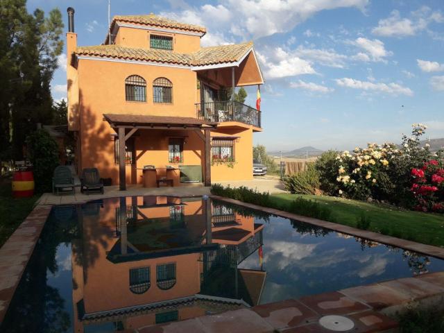 Cortijo histórico con 5.000 m2 de parcela cercada y 40 hectá. 250m² Guadahortuna