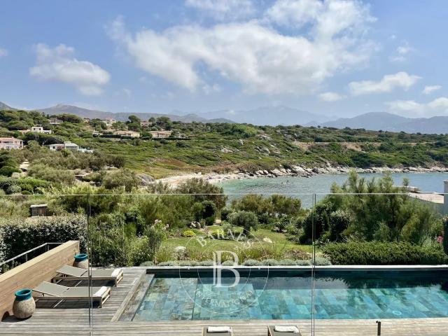 Corbara, Marine de Davia, Villa pied dans l'eau, 4 chambres. 284m² Corbara