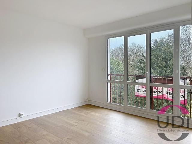Corbeil Essonnes Dernier étage Appartement de trois chambres vendu loué idéal Investisseur!