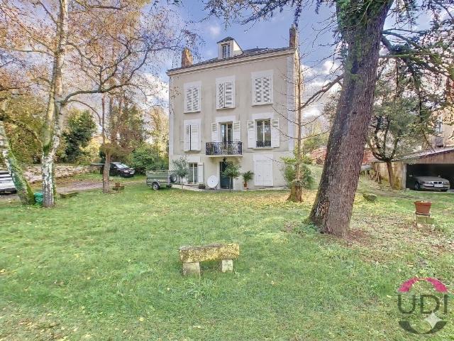 Corbeil Essonnes Immeuble de 6 appartements + Parkings + 3 Terrains à bâtir