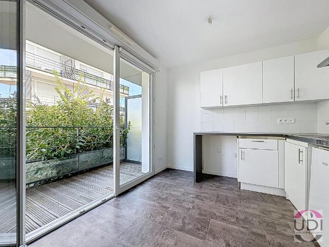 CORBEIL ESSONNES Studio en excellent état avec parking – À 10 min du RER D