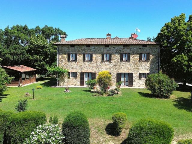 Corciano Casale con piscina e 5000 mq di terreno 380m² Corciano