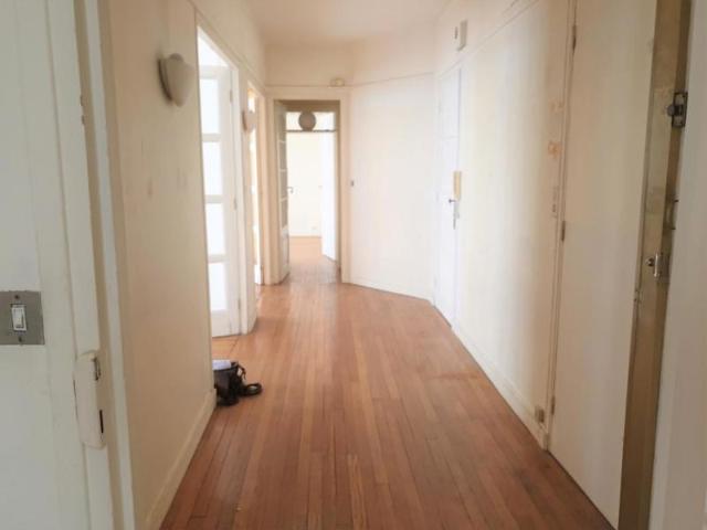 CORENTIN CELTON, PORTE DE VERSAILLES, limite Paris 15éme, en étage élevé, un magnifique appartement familial de 7 pièces de 120 m2