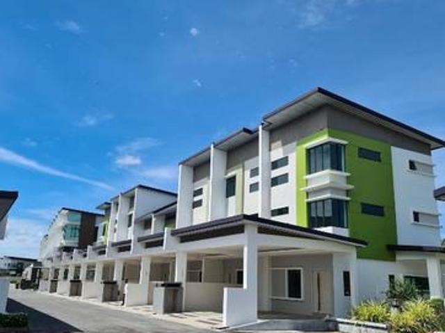 CORNER 3 Storey Teres MOYAN SQUARE
