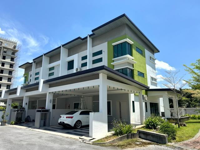 CORNER 3 Storey Terres MOYAN SQUARE