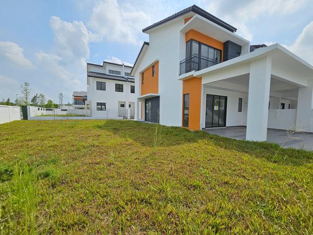 Corner 10 Feet Land Double Storey Landed House For Rent