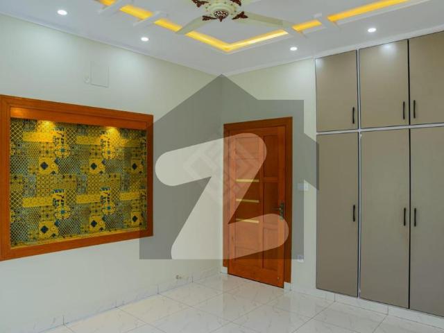 Corner 10 Marla House For Sale In G 13