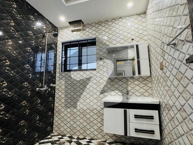 Corner 10 Marla Luxurious House Avilable For Sale Solid Construction Bahria Town Phase 8