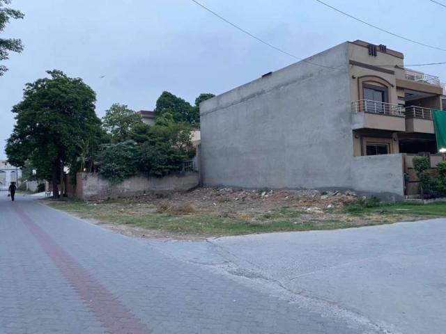 Corner 10 marla plot available for sale Lahore Marghzar Officers Colony ID 06381