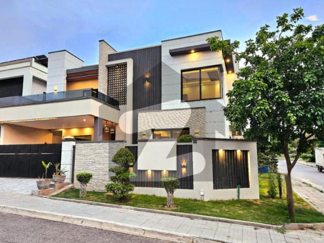 Corner 1 Kanal Elegant Design House Near Family Bee Park DHA Defence Phase 2