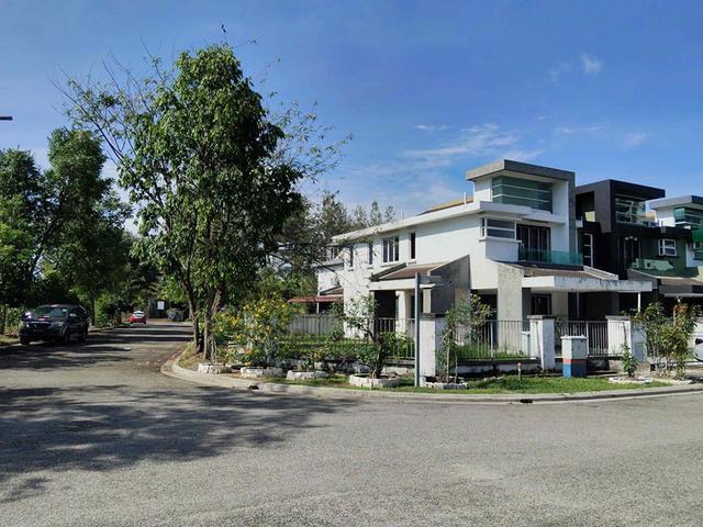 CORNER 2 sty house 3734sf Taman Tiara East Semenyih Freehold