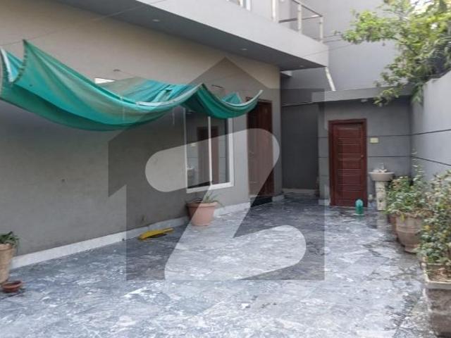 Corner Best Location 4 Vehicle Garage House Gulistan Colony No 1