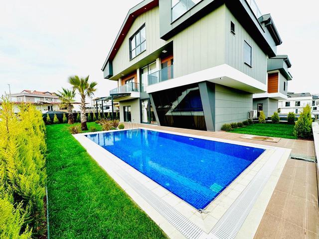 Corner Bungalow70x120 6bed 6BathWith Swimming Pool Kota Warisan