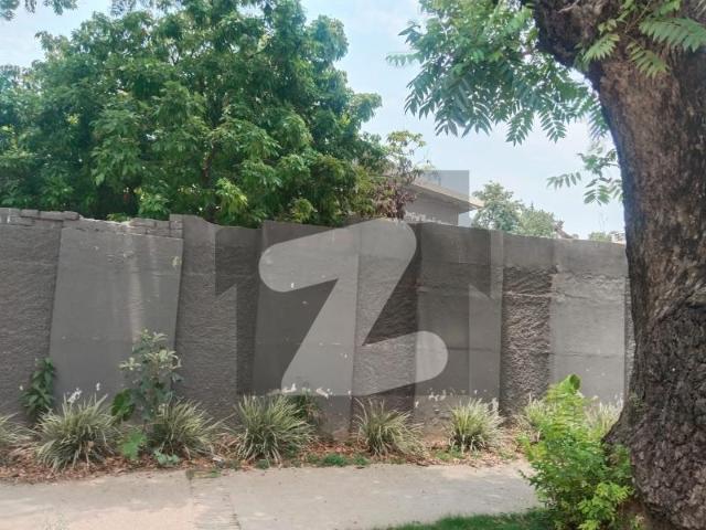 Corner demolished house size 1200 sqyds 80*135 Each plot 600 sqyds top loction F 8/4