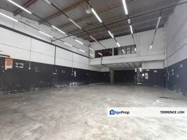 Corner factory with good access to Pasir Gudang Highway