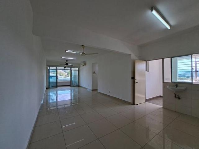 Corner Freehold Spacious Condo Unit 55k below valuation