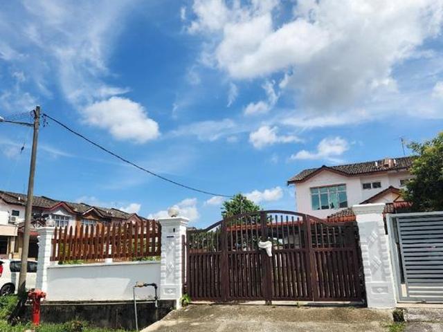 Corner house in Taman Kemuning for rent