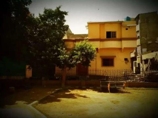 Corner House nearest to Mosque, Park and road. 4 feet above the ground. Karachi Zaman Town ID 33795