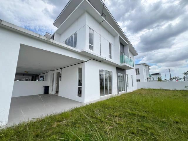 CORNER LOT NON BUMI Double Storey Corner Lot Nusari Bayu 2B Sendayan