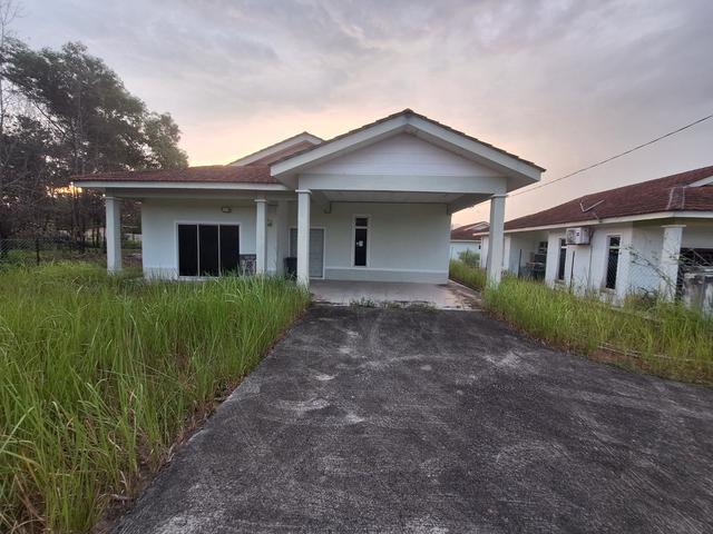 Corner Lot Bungalow House Tmn Seri Impian Kluang 6296 sqft