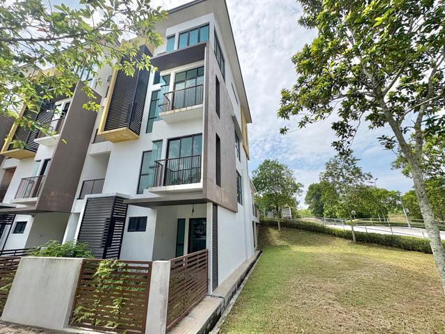 Corner lot Double Storey Townhouse Cempaka Seri 2 Kota Seriemas Nilai