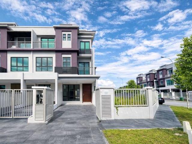 CORNER LOT Double Storey Townhouse The Strata Bandar Puteri Bangi