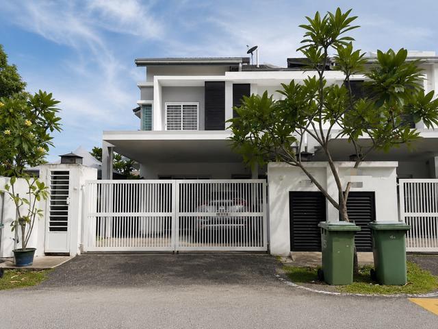 CORNER LOT Guarded Laman Delfina Nilai Impian