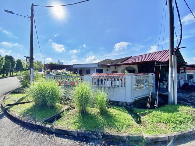 CORNER LOT LUAS Taman Mawar Rumah Setingkat Tanah Luas