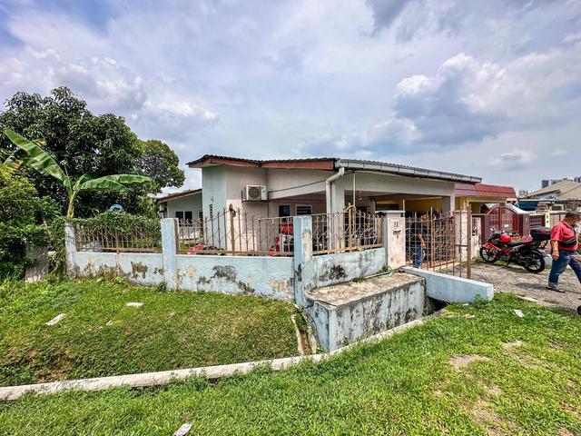 CORNER LOT RARE UNIT Single Storey Seksyen 51A Petaling Jaya