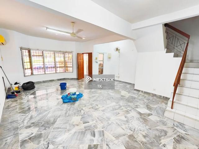 Corner lot renovated unit, near to Chinese primary school