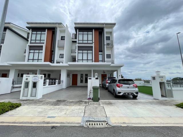 CORNER LOT Semenyih Taman Akasia Corner Lot with Extra Land