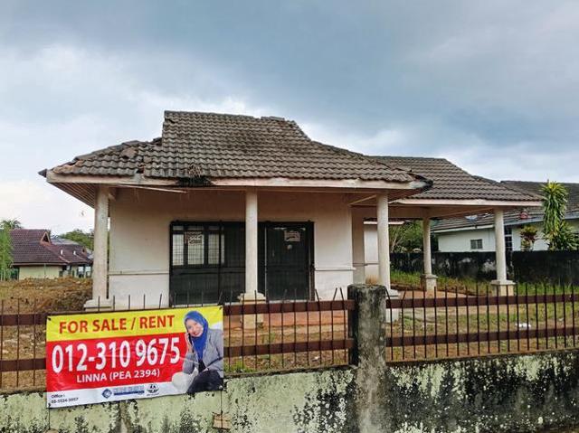 Corner lot single storey bungalow freehold with very huge land gated
