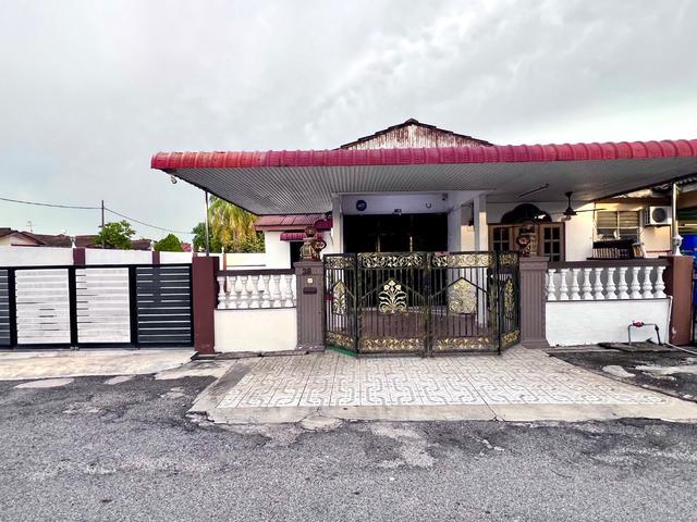 CORNER LOT SlNGLE STOREY HOUSE FOR SALE