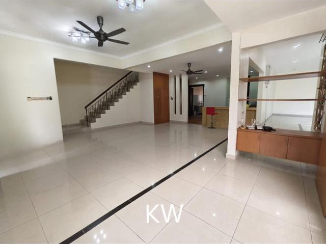 Corner Lot Spacious Kota Kemuning for rent