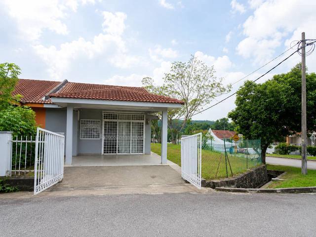 CORNER LOT Taman Arowana Impian Seremban 2 teres setingkat