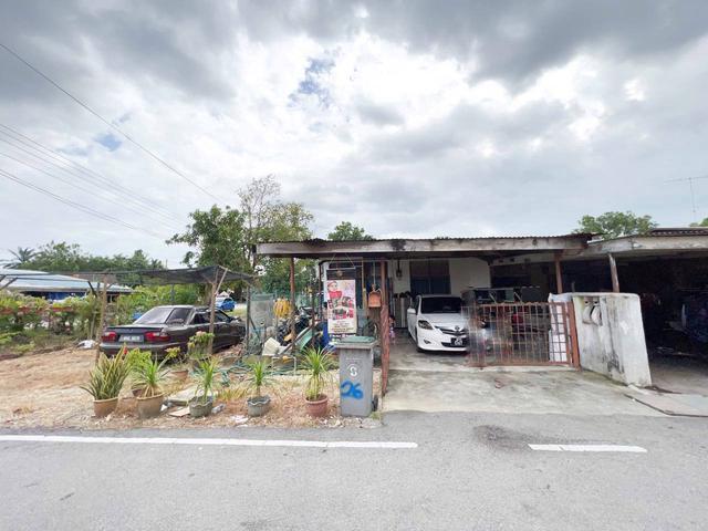 CORNER LOT TANAH LUAS Single Storey Bakri Batu 6 Muar