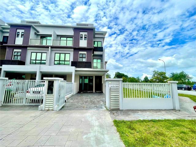 CORNER LOT The Strata Townhouse Bandar Puteri Bangi