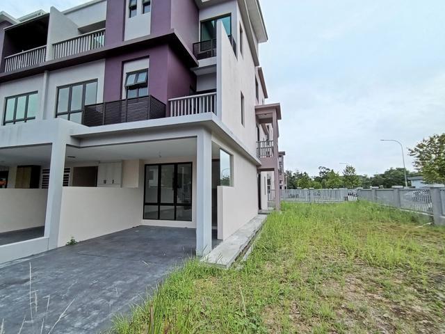 Corner lot The Strata Townhouse Bandar Puteri Bangi