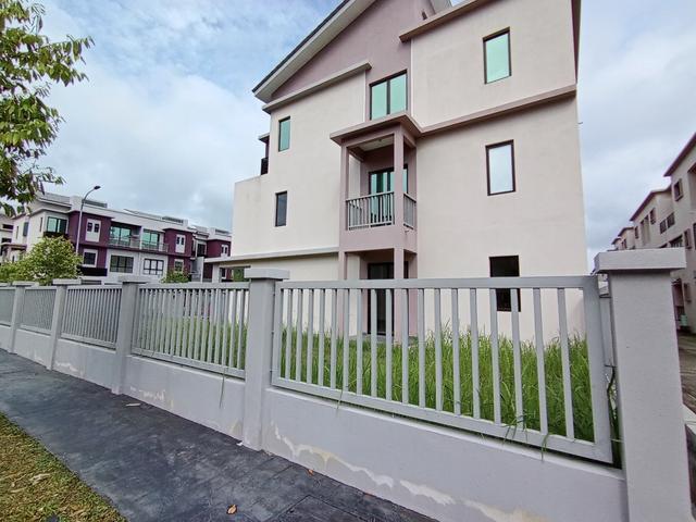 Corner lot The Strata Townhouse Bandar Puteri Bangi