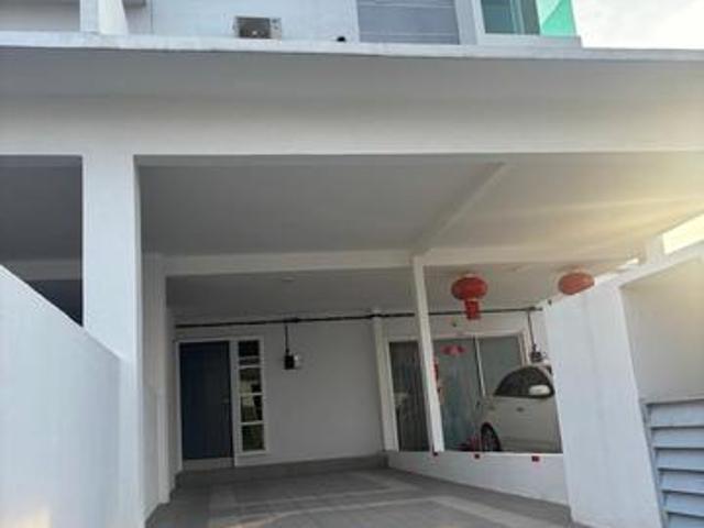 Corner lot 15storey town house Botani gated guarded