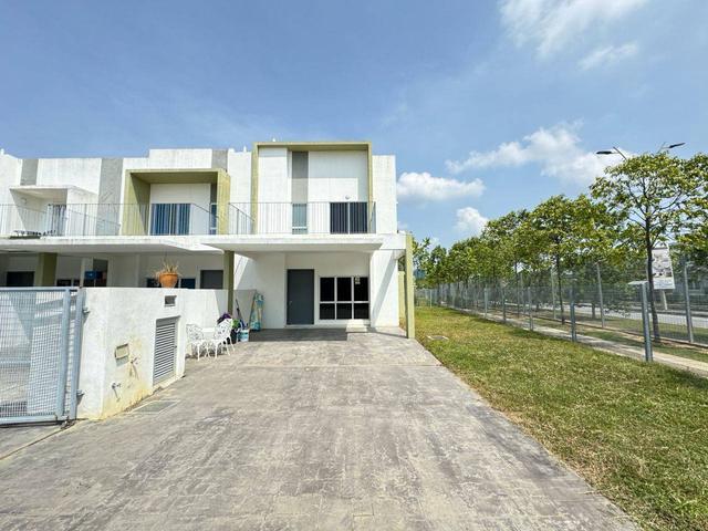 Corner lot 2380 sqt Gated di Casa Wood Cybersouth Dengkil
