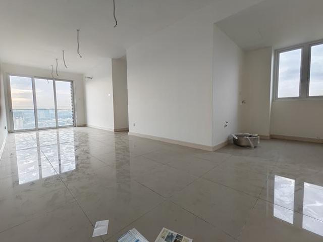 Corner Sentul Point 1001 sq ft 2 carpark