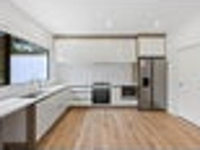 Corner Position – Modern Living Beside the Reserve