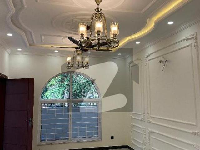 Corner Park Facing 8 Marla Designer House For Sale In G11 G 11