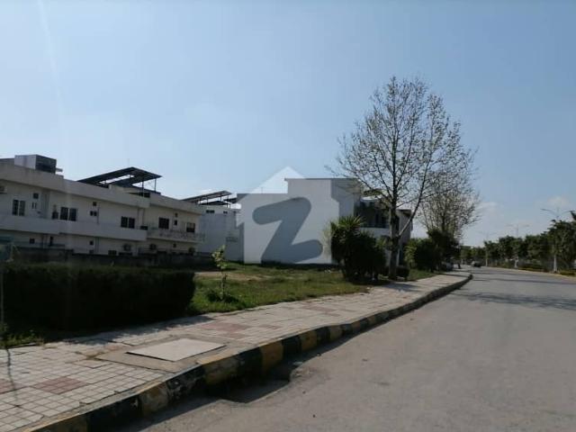 CORNER Plot Available For Sale At The Best Location Of Gulberg Residencia