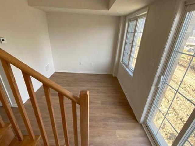 CORNER TOWNHOME FOR SALE in MISSISSAUGA for 850000