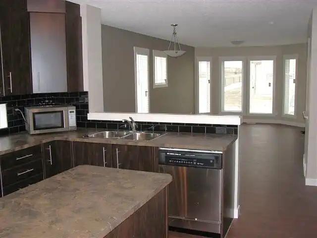 Corner Unit Townhouse in King’s Heights, 2 parking spots