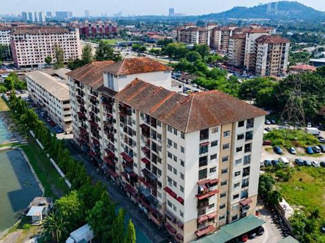 Corner Unit Apartment Permata 2 puchong Permai For Sale Verry Cheap
